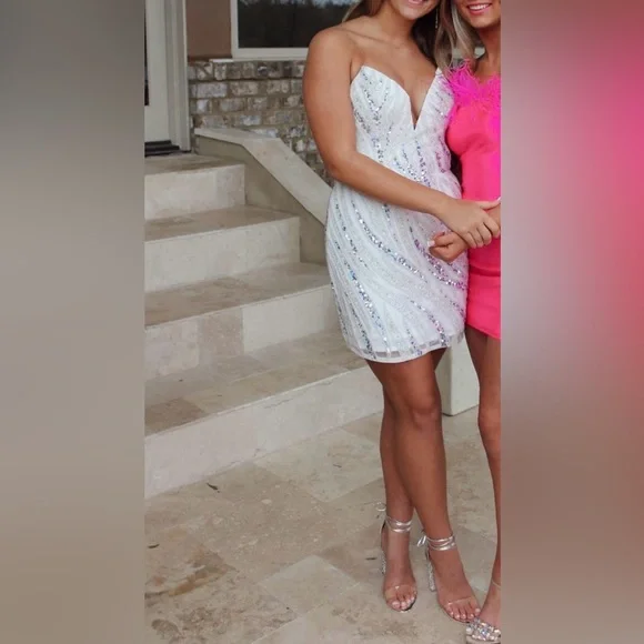 Ashley Lauren - Picture 1 of 7